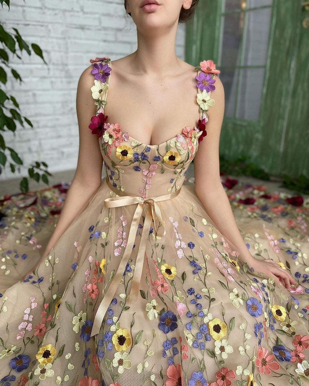 Stylish sleeveless party dress for women